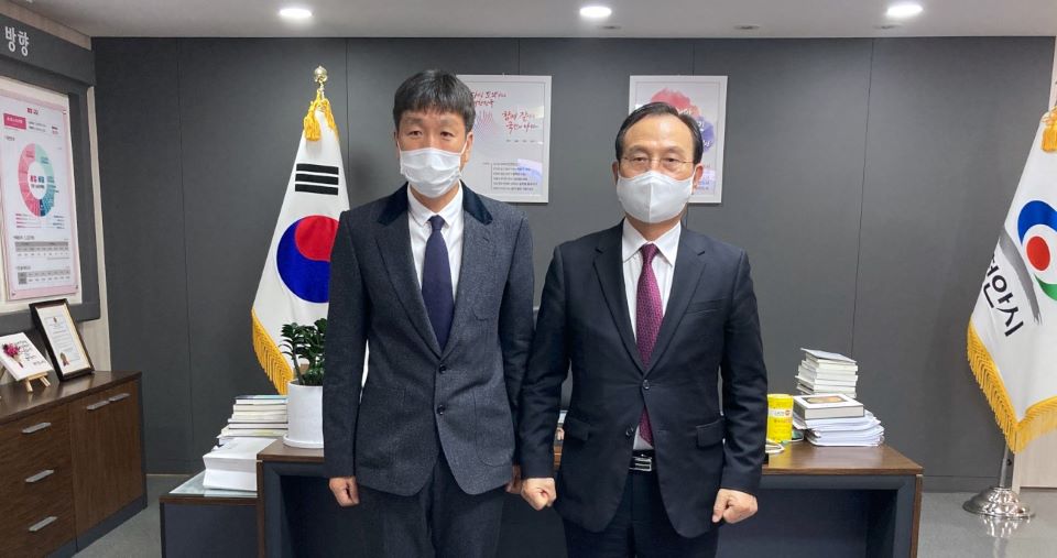 박상돈(오른쪽) 천안시장과 박남열 천안시민프로축구단 신임 감독