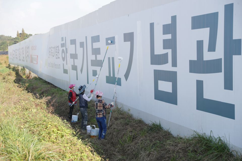 천안시 관계자들이 2021년 10월 14일 한국기독교기념관 불법옥외광고물에 대한 행정대집행을 하고 있다.
