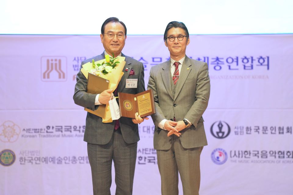 박상돈 천안시장이 21일 대한민국예술인센터에서 열린 제36회 대한민국예술문화대상 시상식에서 문화공로상을 수상했다.