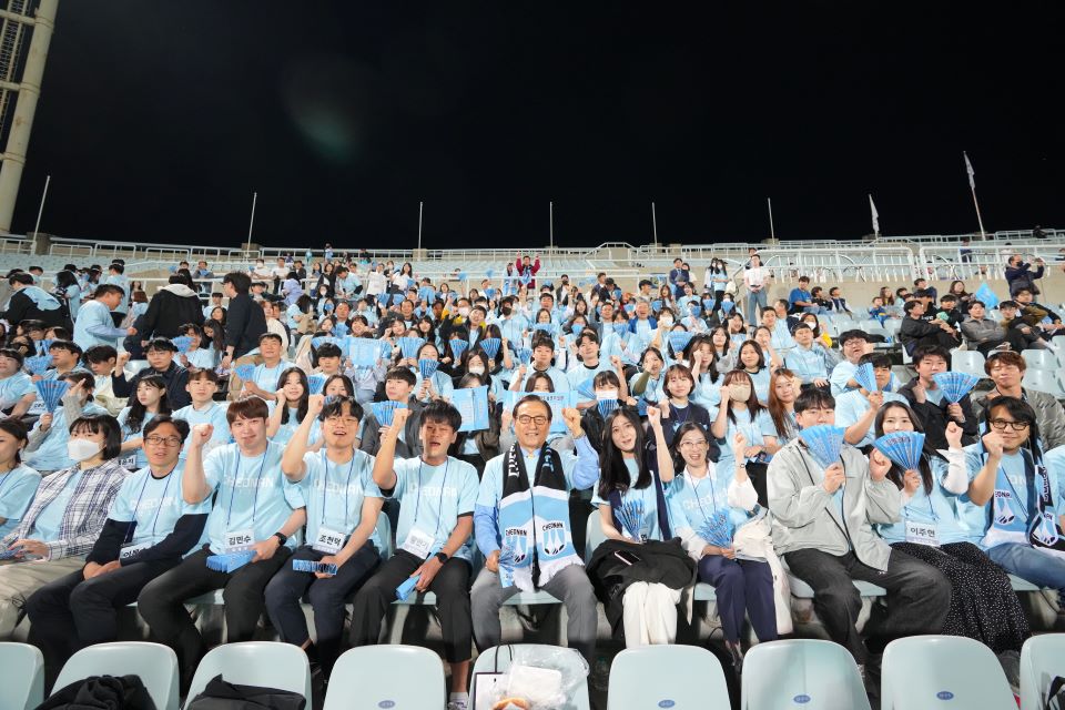 천안시가 지난 2일 오후 천안시티FC와 FC안양 경기가 열린 천안종합운동장에서 240여 명의 새내기 공무원과 축구 홈경기를 관람하는 ‘새내기 공무원과의 소통데이’행사를 진행했다.