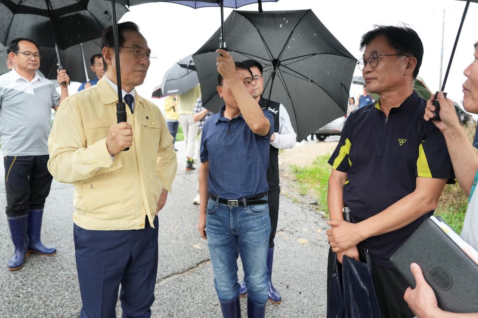 15일 박상돈 천안시장이 수신면 장산리 오이농가 침수 피해 현장을 찾아 피해 현황을 듣고 있다.
