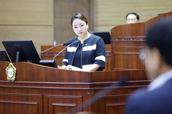 천안시의회 복아영 의원이 대표발의한 천안시 길고양이 보호 및 관리 조례안과 관련해 시정질문을 하고 있다.