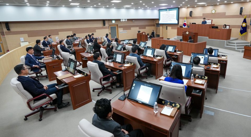 아산시의회(의장 김희영)가 26일 개최된 제6차 본 회의를 끝으로 지난 10월 16일부터 26일까지 총 11일간의 제245회 임시회 일정을 모두 마무리했다.