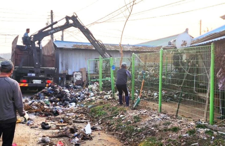 천안시가 30톤의 쓰레기더미 속에서 개 수십마리를 키우며 살던 저장강박 의심가구를 대상으로 ‘저장강박 사례관리사업’을 실시하고 있다.