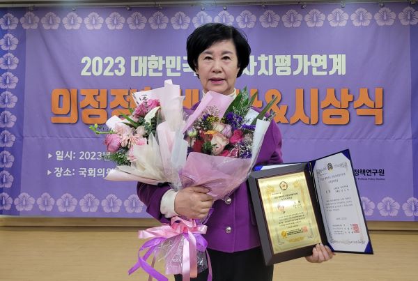 천안시의회 엄소영 의원(사진)이 12월 22일 국회의원회관에서 진행된 2023지방자치평가연계 의정정책대상 시상식에서 기초의회부문 대상을 받았다.