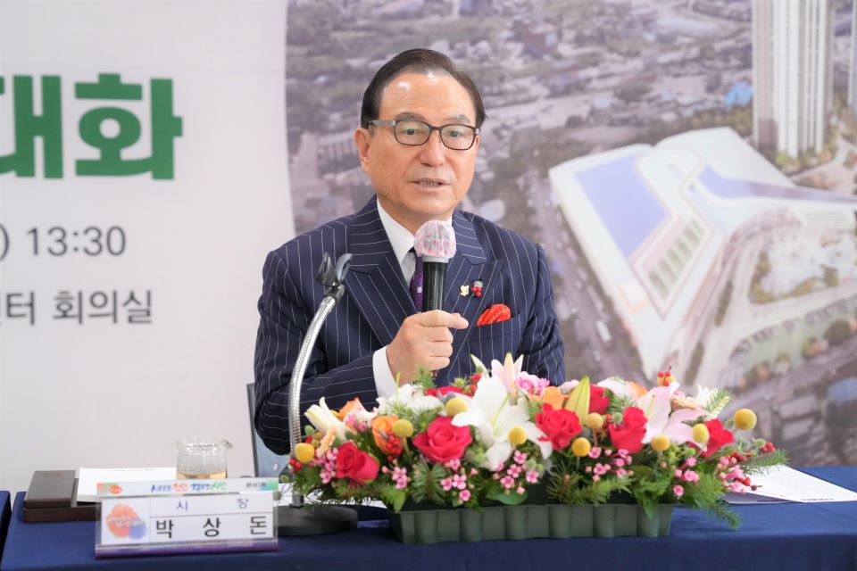 박상돈 천안시장이 지난달 5일 원성1동 행정복지센터를 방문해 주민과의 대화를 진행했다.