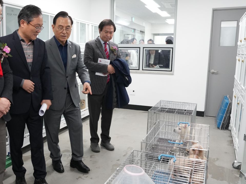 유기·유실 동물의 입양과 건강한 반려문화 조성을 위해 천안시가 직영하는 ‘동물보호센터’가 문을 열었다.<br>