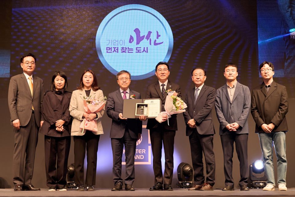 아산시가 17일 신라호텔 다이너스티홀에서 열린 ‘2024 대한민국 대표브랜드 대상’에서 투자유치도시 부문에 5년 연속 선정됐다.