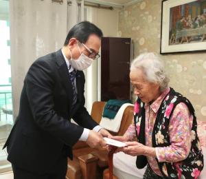박상돈 천안시장, 100세 어르신께 장수지팡이 방문 전달