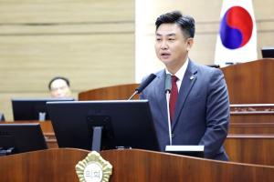 천안시의회 김철환 의원, 탄소배출 저감 실천 ‘친환경소재 현수막 사용’ 제안